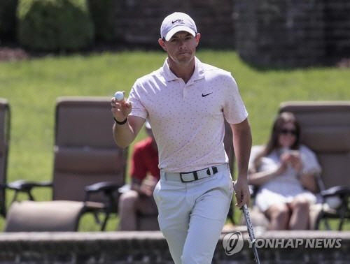 버디를 잡고 인사하는 매킬로이.[EPA=연합뉴스]